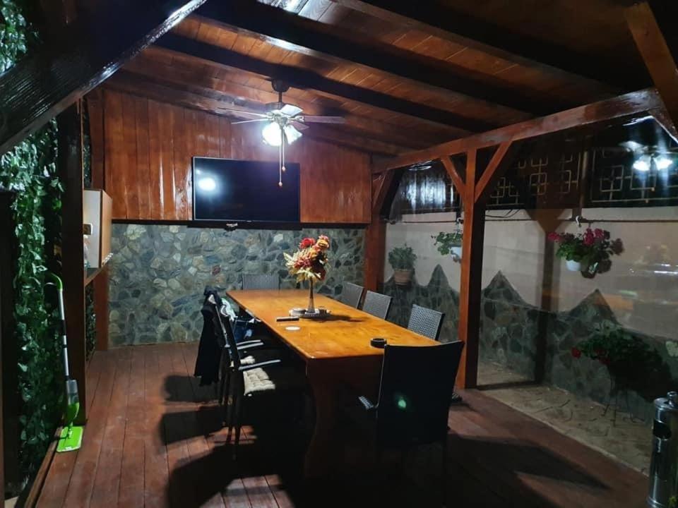 Hotel Casa Cattleya à Târgu Jiu Extérieur photo